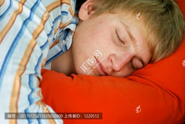 年輕的男人睡覺