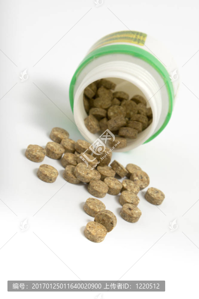 有罐子的草地片