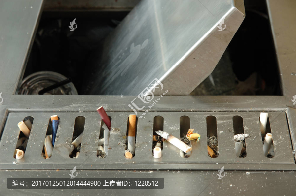 在煙灰缸里的煙頭