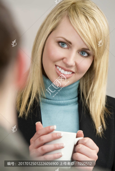 商人喝咖啡或茶