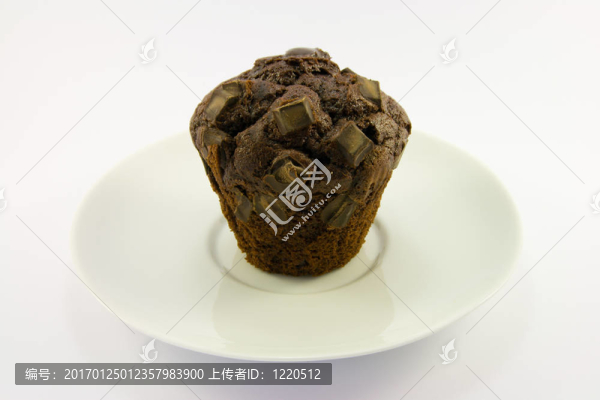 盤子上的巧克力松餅