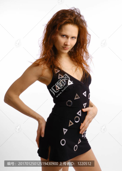 穿著三角形三角形的連衣裙的女人