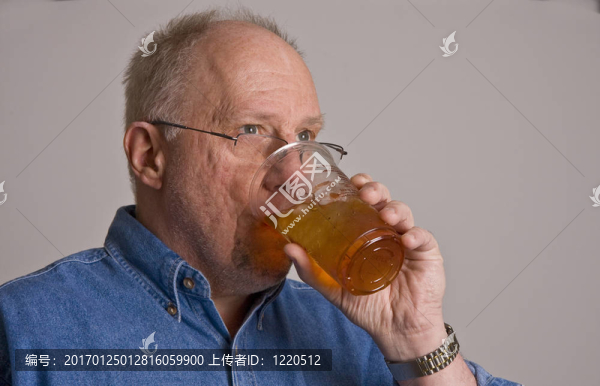 老年人喝塑料杯冰茶