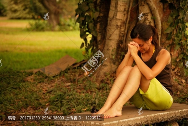 美麗的西班牙女人祈禱