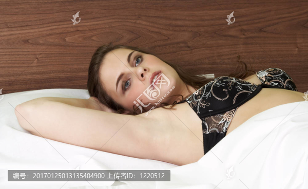 躺在床上的漂亮女孩