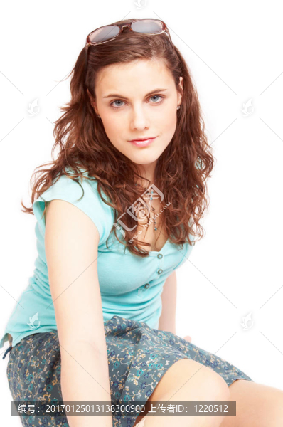 漂亮的黑發(fā)女孩帶著墨鏡