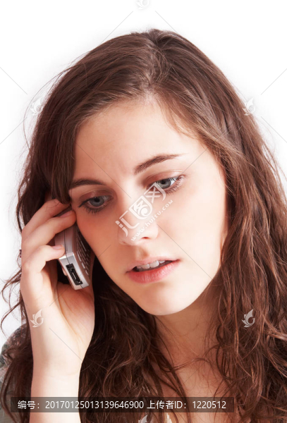 漂亮的黑發(fā)女孩在打電話