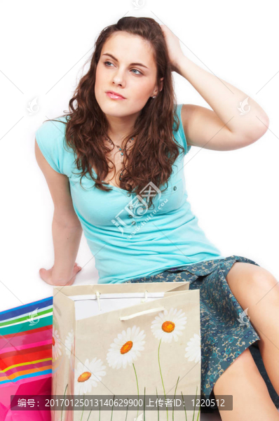 帶購(gòu)物袋的漂亮女孩