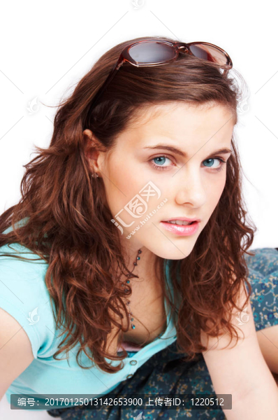 漂亮的黑發(fā)女孩在太陽鏡