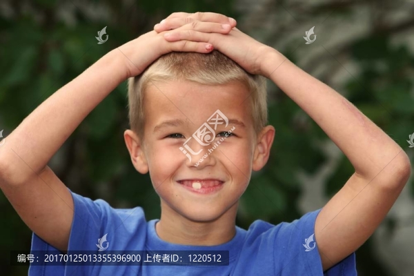 頭上有手的男孩