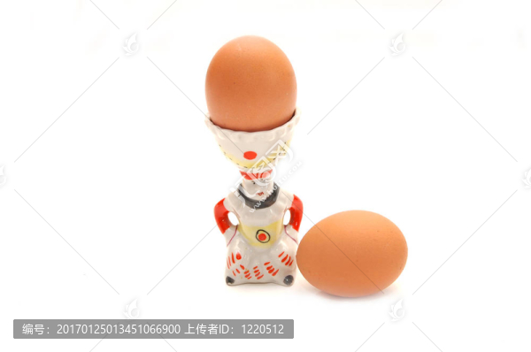 煮雞蛋放在陶瓷蛋杯里