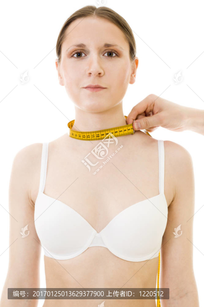 測量女人的脖子長度