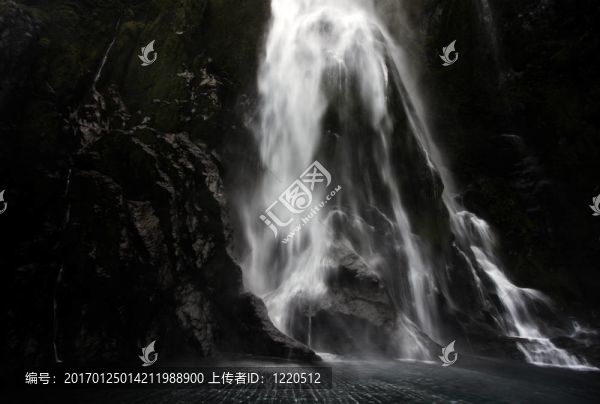 米爾福德峽灣瀑布