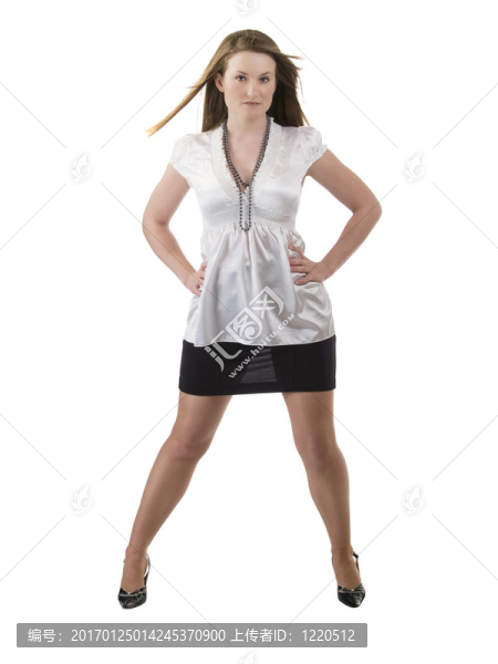 穿黑裙子和白襯衫的胖女人