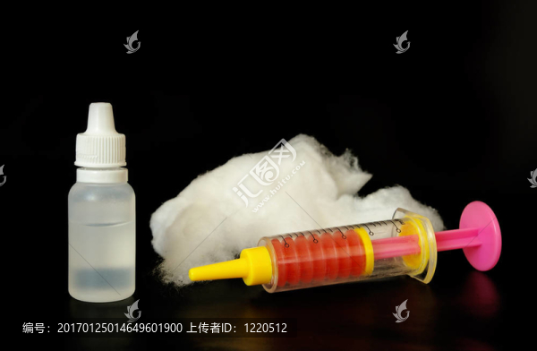 玩具注射器和棉