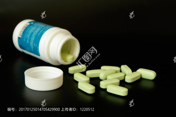 在他們的瓶子前面的維生素