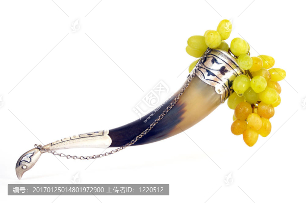 白葡萄酒上的葡萄和葡萄
