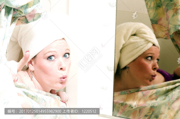 漂亮的女人在淋浴