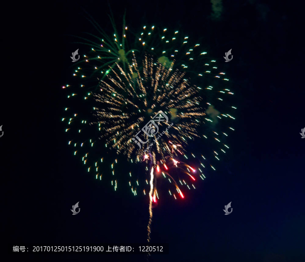 在五彩繽紛的禮花飛濺。
