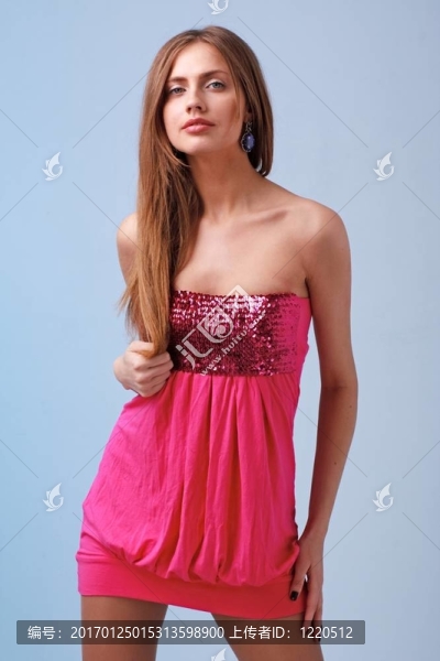 穿著短衣服的漂亮的年輕女人