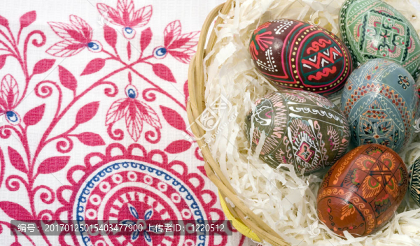 裝飾復(fù)活節(jié)彩蛋在倉