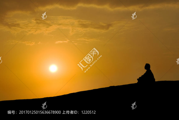 冥想在日落