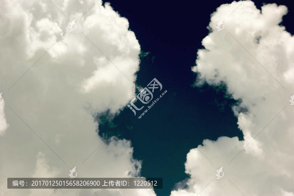 亮白色的積云在深藍(lán)色的天空