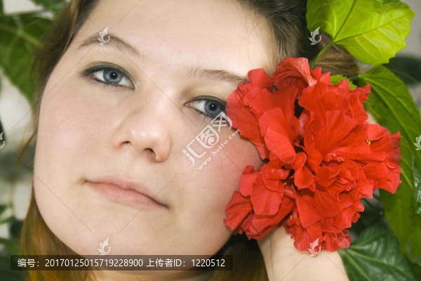 漂亮的女人和紅芙蓉