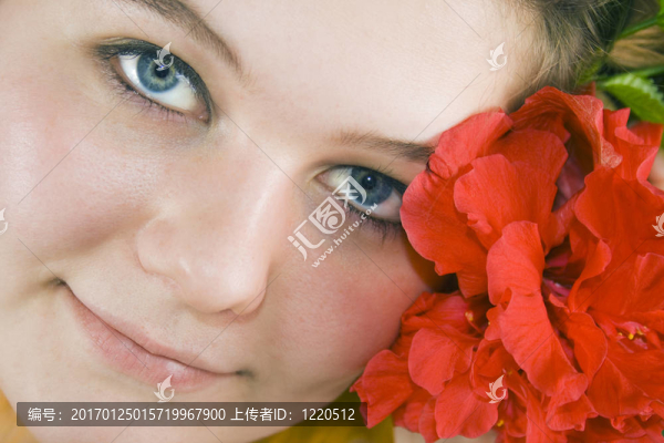 漂亮的女人和紅芙蓉