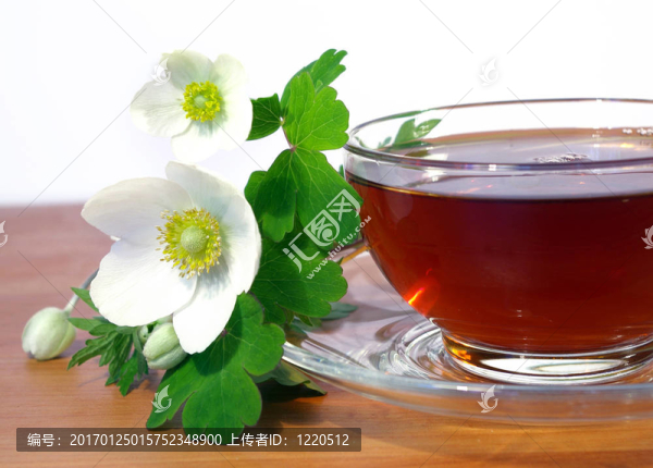 春天的花朵和茶的花束
