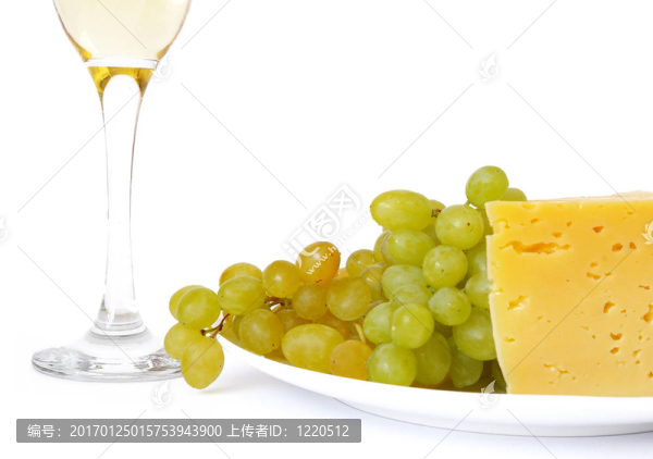 在白色的葡萄和葡萄酒