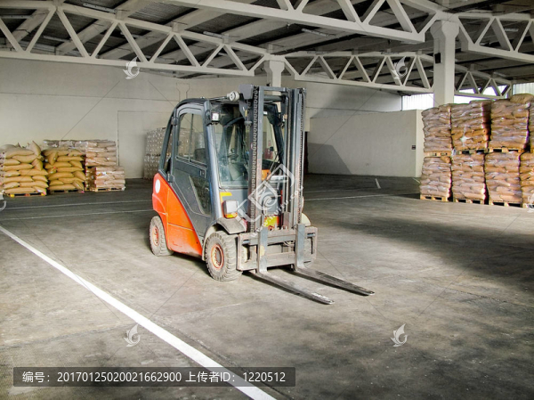 升降機(jī)前視圖