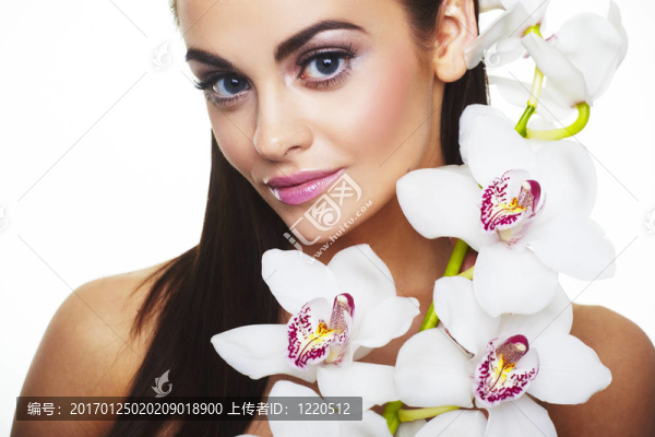 美麗的肖像與白色花朵的性感女人。