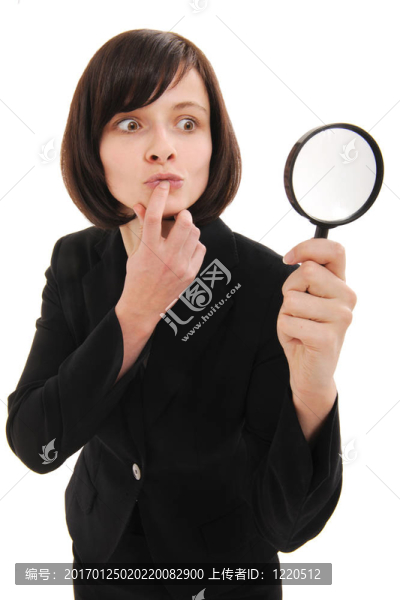 使用放大鏡的商人