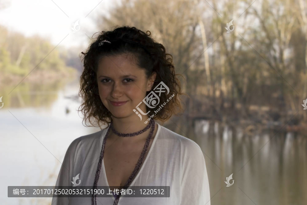 年輕的女人-匯圖網(wǎng) www.fosd68.com 年輕的女人