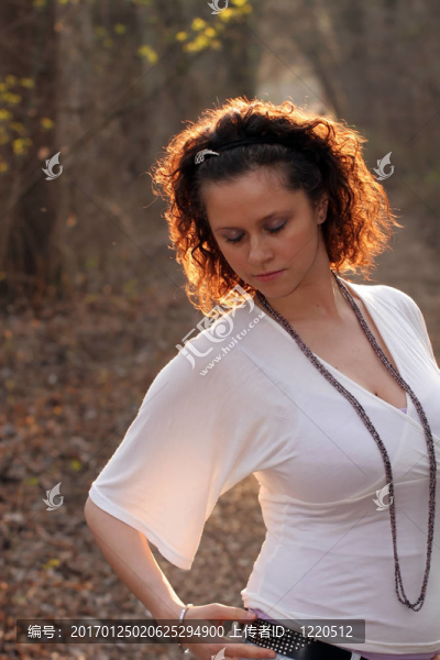 年輕的女人-匯圖網(wǎng) www.fosd68.com 年輕的女人