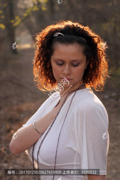 年輕的女人-匯圖網(wǎng) www.fosd68.com 年輕的女人