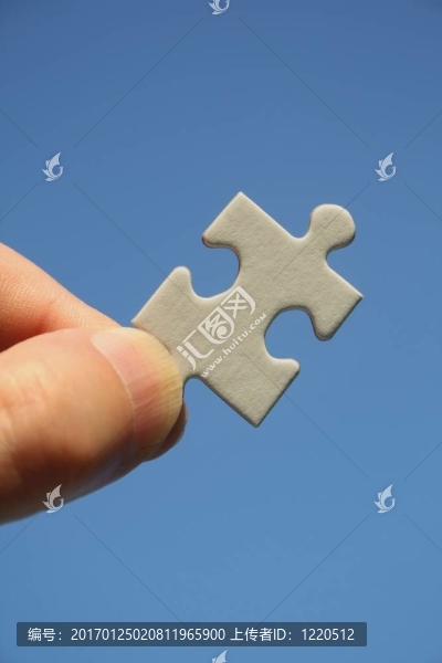 人類手上的白色拼圖