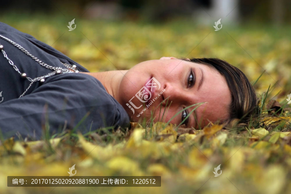 秋公園的女人