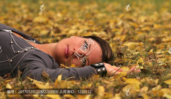 秋公園的女人