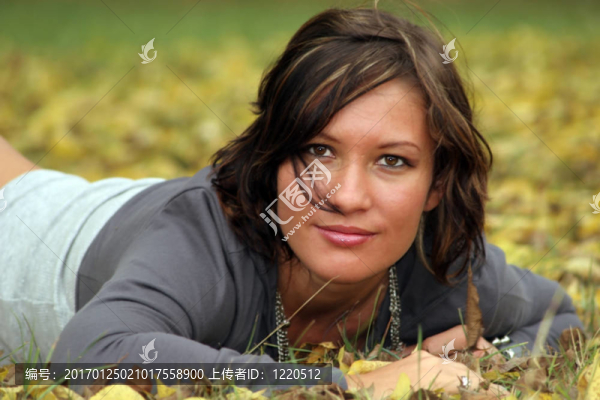 秋公園的女人-匯圖網(wǎng) www.fosd68.com 秋公園的女人