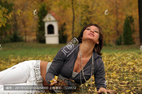 秋公園的女人