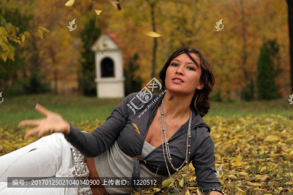 秋公園的女人
