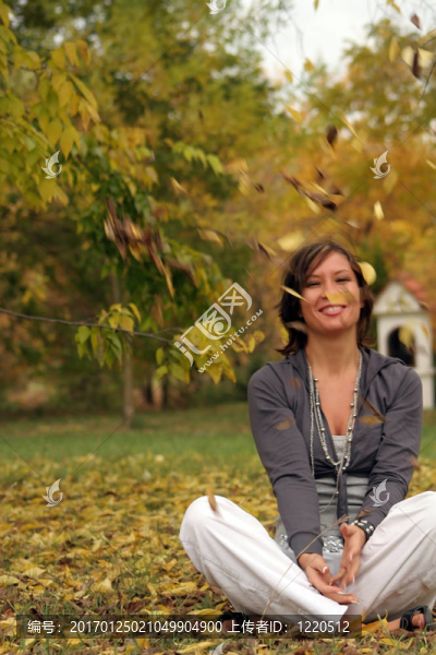 秋公園的女人