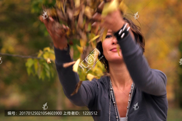 秋公園的女人