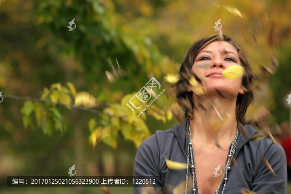 秋公園的女人