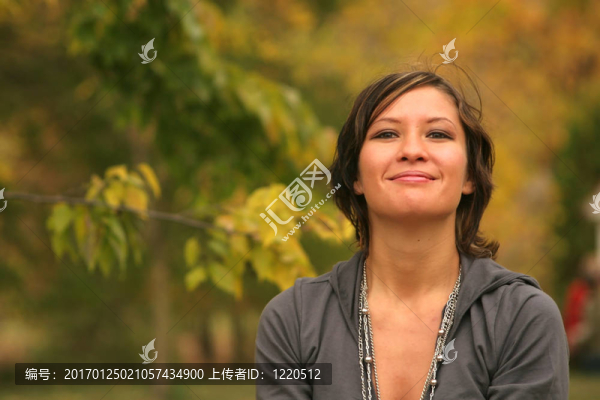秋公園的女人