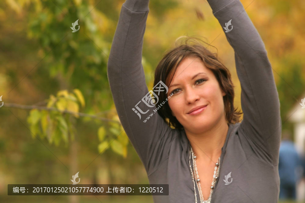 秋公園的女人