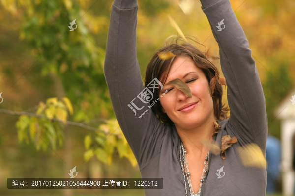 秋公園的女人