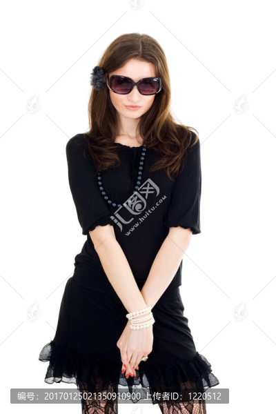 穿著黑色衣服和太陽眼鏡的女人